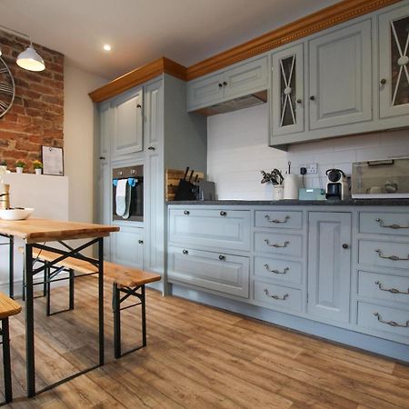 Fairways View - Spacious Apartment - Sleeps 6 - Lovely Views - By Rework Accommodation Hoylake Bagian luar foto