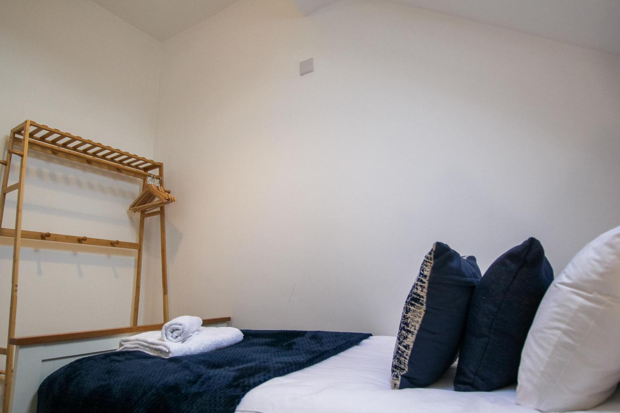 Fairways View - Spacious Apartment - Sleeps 6 - Lovely Views - By Rework Accommodation Hoylake Bagian luar foto