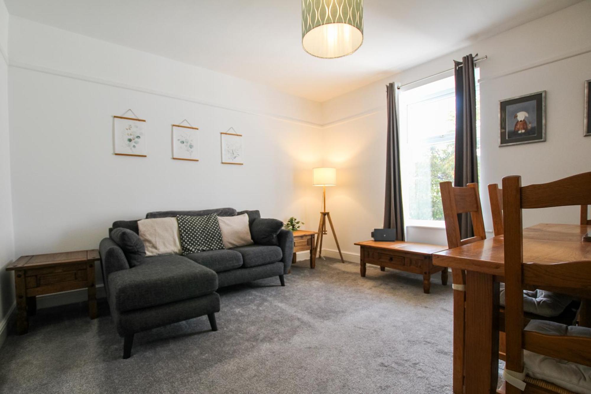 Fairways View - Spacious Apartment - Sleeps 6 - Lovely Views - By Rework Accommodation Hoylake Bagian luar foto