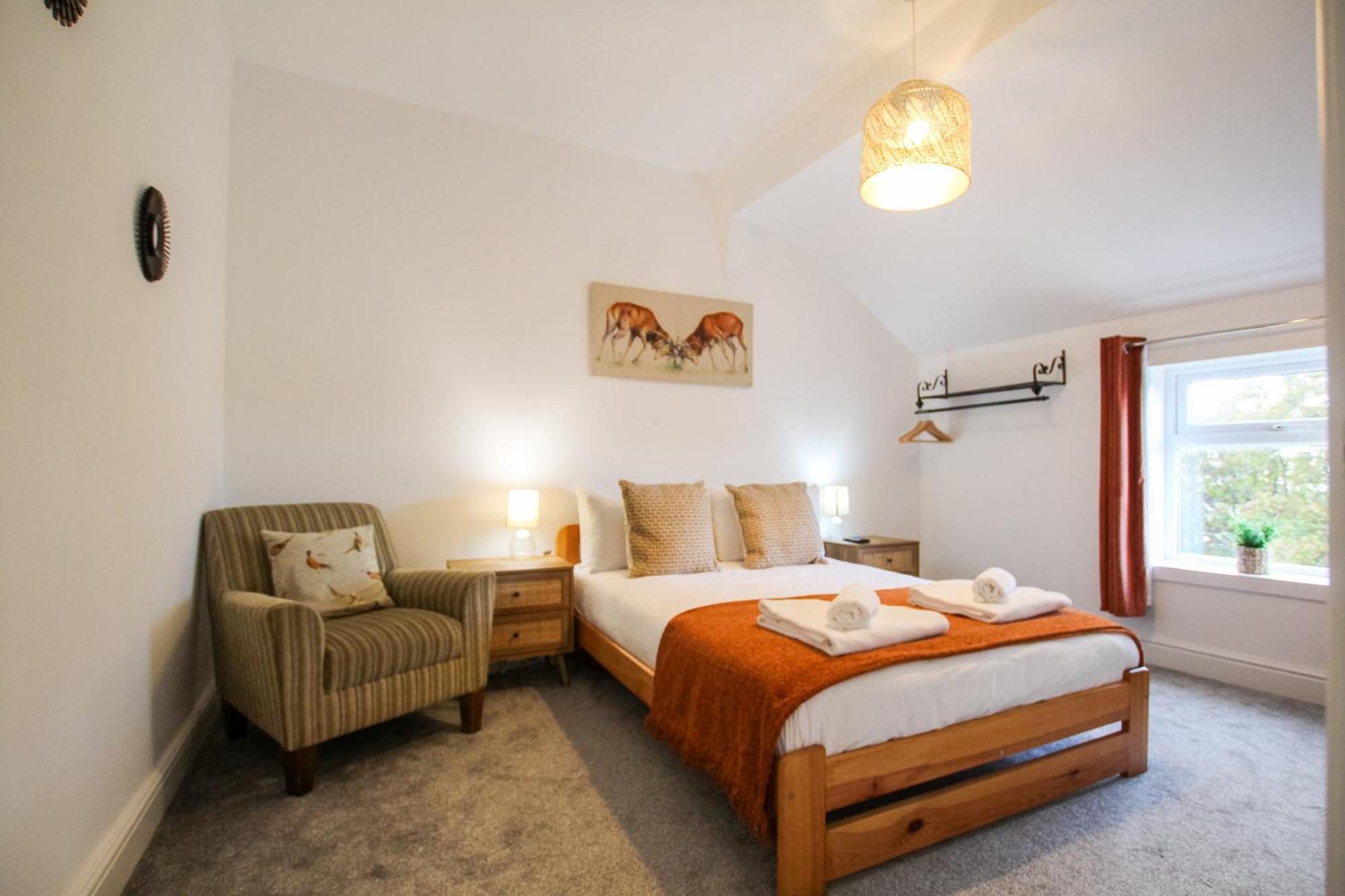 Fairways View - Spacious Apartment - Sleeps 6 - Lovely Views - By Rework Accommodation Hoylake Bagian luar foto