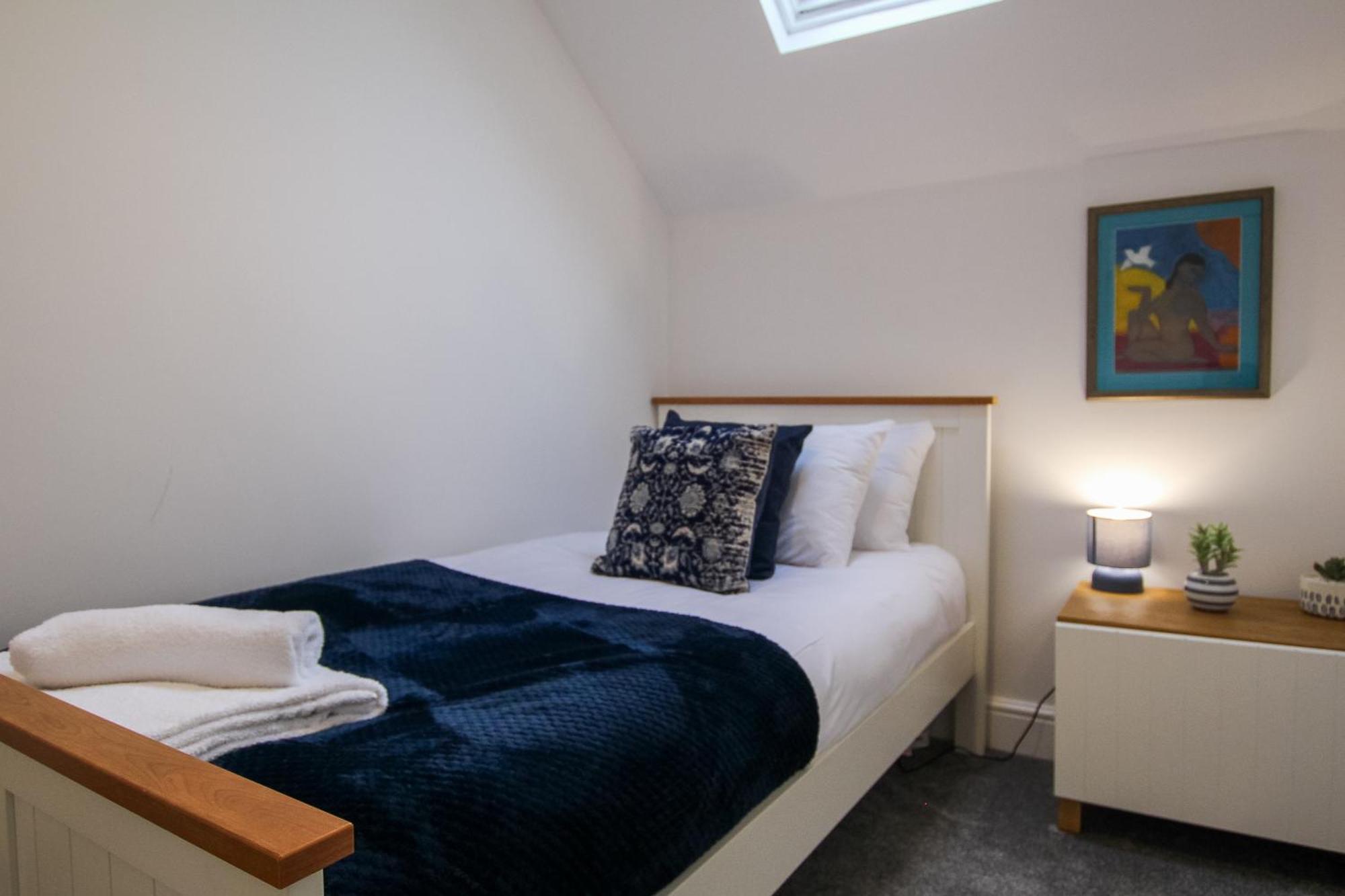 Fairways View - Spacious Apartment - Sleeps 6 - Lovely Views - By Rework Accommodation Hoylake Bagian luar foto