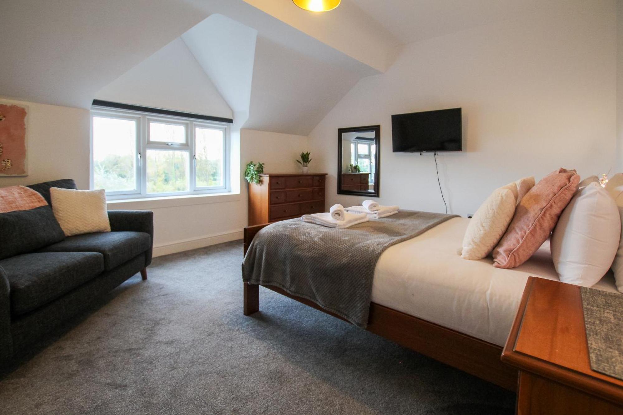 Fairways View - Spacious Apartment - Sleeps 6 - Lovely Views - By Rework Accommodation Hoylake Bagian luar foto