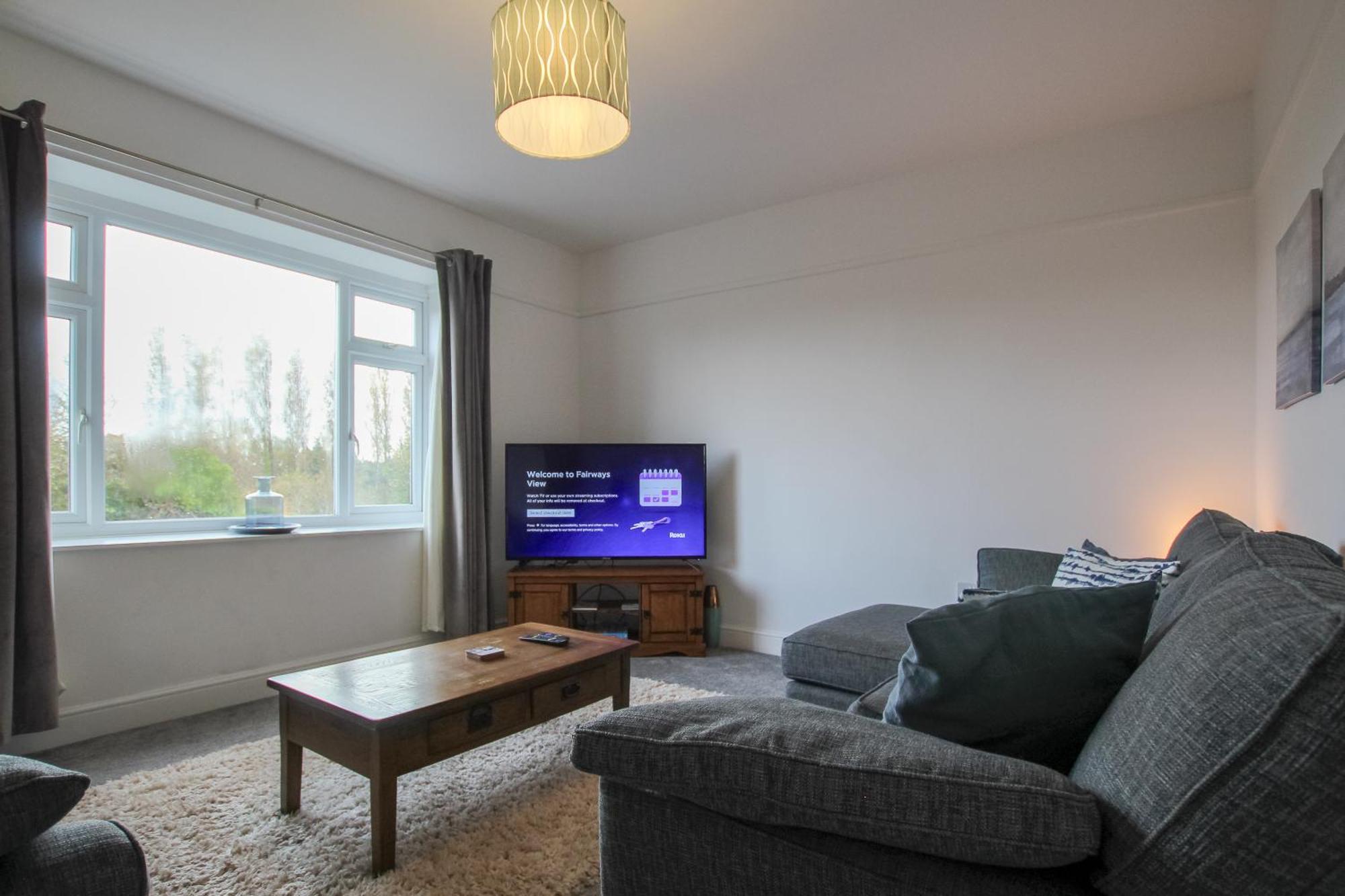 Fairways View - Spacious Apartment - Sleeps 6 - Lovely Views - By Rework Accommodation Hoylake Bagian luar foto