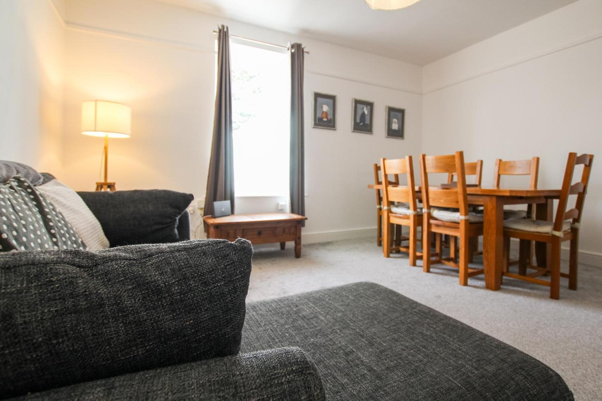 Fairways View - Spacious Apartment - Sleeps 6 - Lovely Views - By Rework Accommodation Hoylake Bagian luar foto